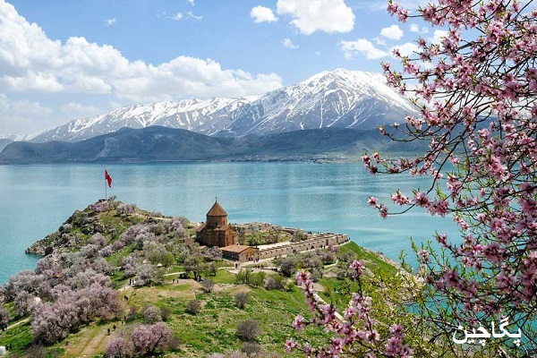 نمای دریاچه وان