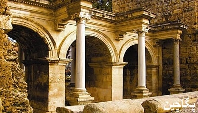 دروازه هادریانوس در ورودی شهر قدیم آنتالیا